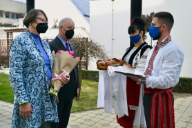 Noul ambasador al SUA în Moldova a fost întâmpinat cu pâine și sare